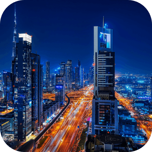 Skyline de Dubaï la nuit avec gratte-ciel illuminés et lumières de la ville